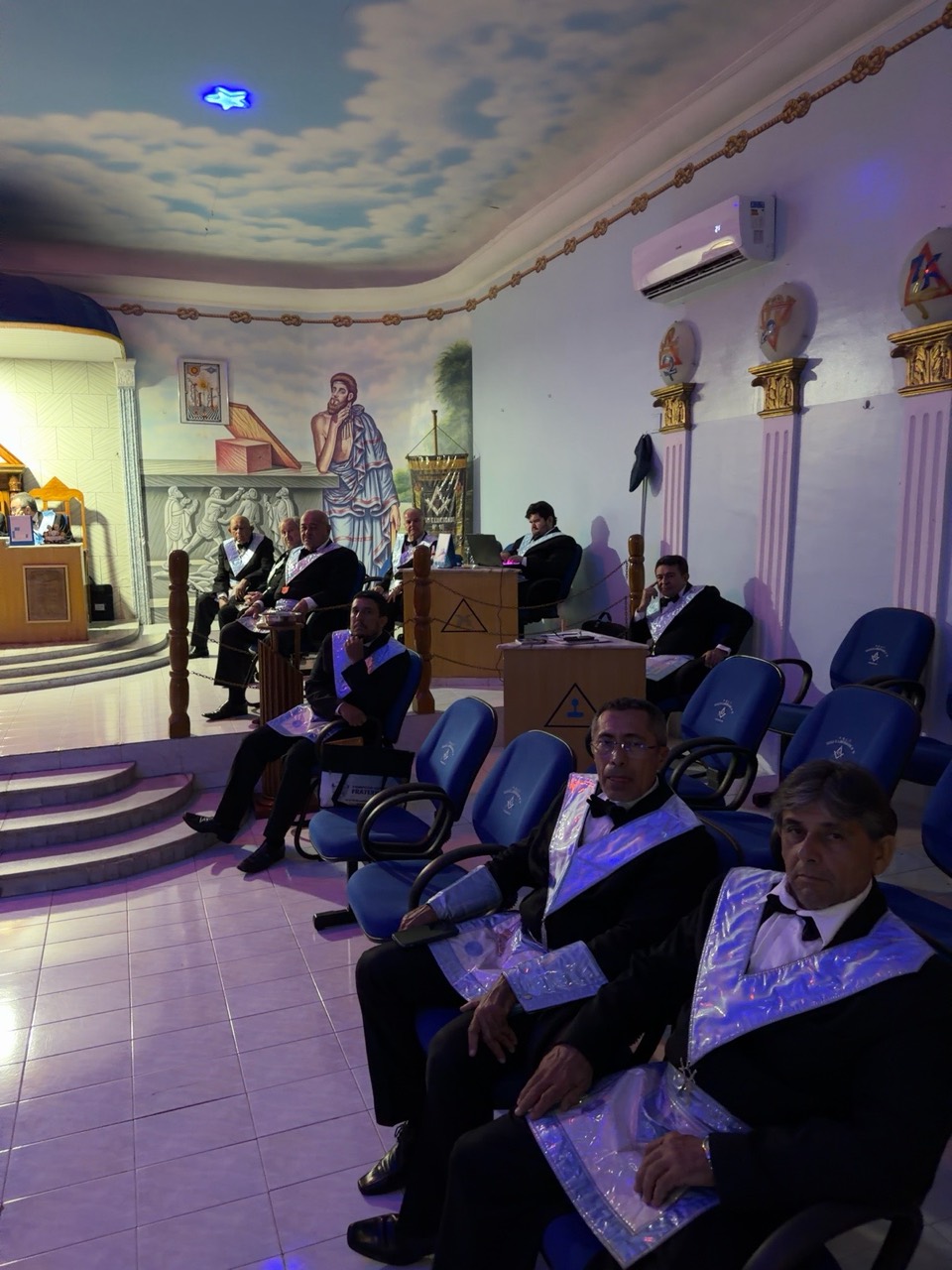 Participantes sentados no lado direito do templo durante o encontro