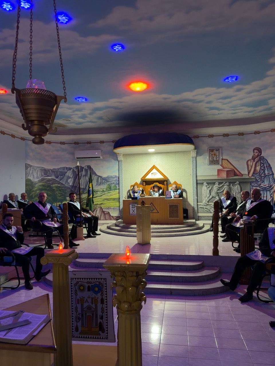 Vista do interior do templo da Loja Deus e Liberdade Nº 10, com participantes reunidos